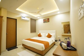 Bureau, espace de travail pour ordinateur portable, rideaux occultants