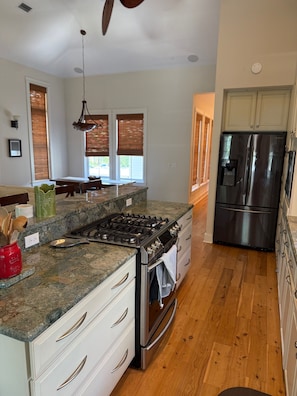 Mikrovågsugn, ugn, spishäll och diskmaskin