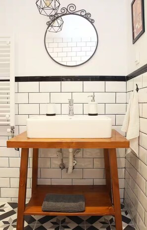 Een douche, een haardroger, handdoeken, zeep