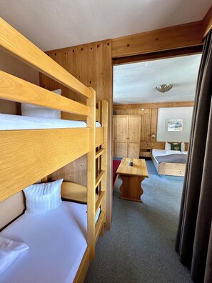 Habitación cuádruple Deluxe, balcón, vistas a la montaña | Ropa de cama hipoalergénica, escritorio, wifi gratis y ropa de cama
