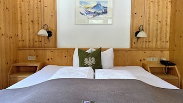 Quadrupla Deluxe, balcone, vista montagna | Biancheria da letto ipoallergenica, una scrivania, Wi-Fi gratuito