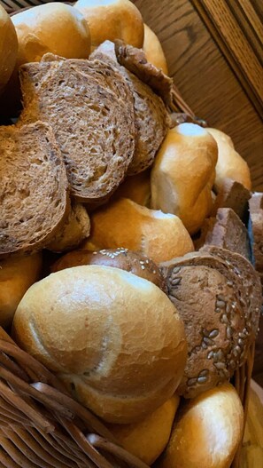 Free daily buffet breakfast - Alpinhotel Zirbenhof (Sankt Leonhard im Pitztal)