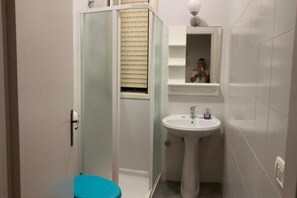 Shower, hair dryer, towels, soap - Apartment 2-Villa Augusta-del-Sol  (Fontane Bianche)
