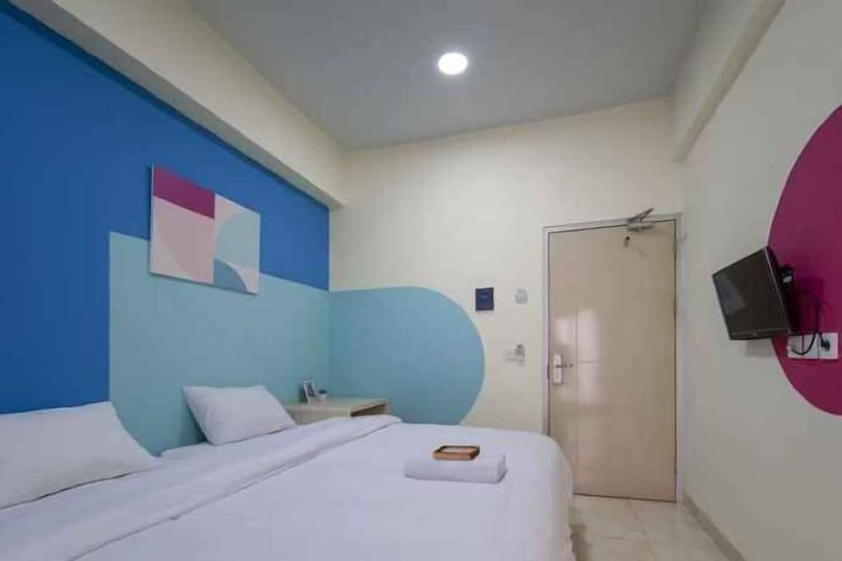 Desk, WiFi (free), bed sheets