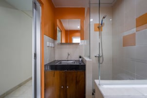 Ducha, artículos de tocador gratuitos, toallas, jabón