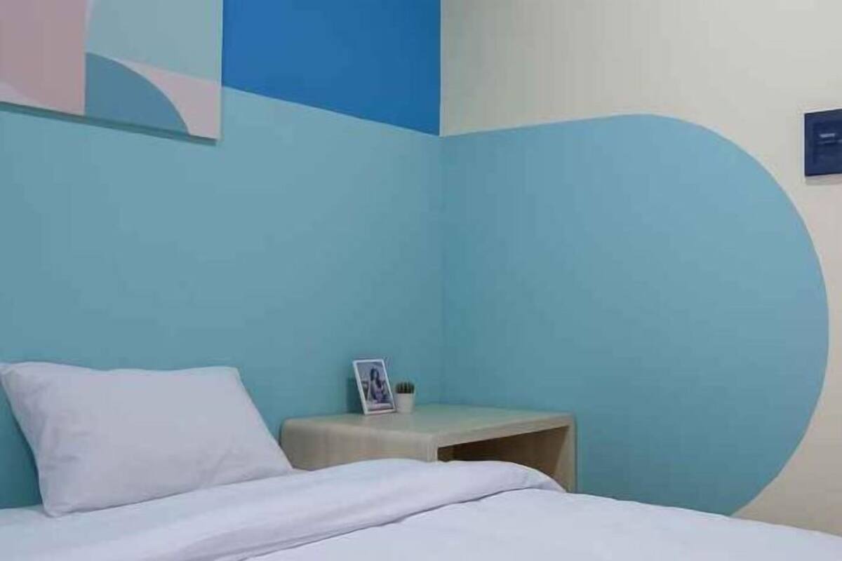 Escritorio, wifi gratis y ropa de cama