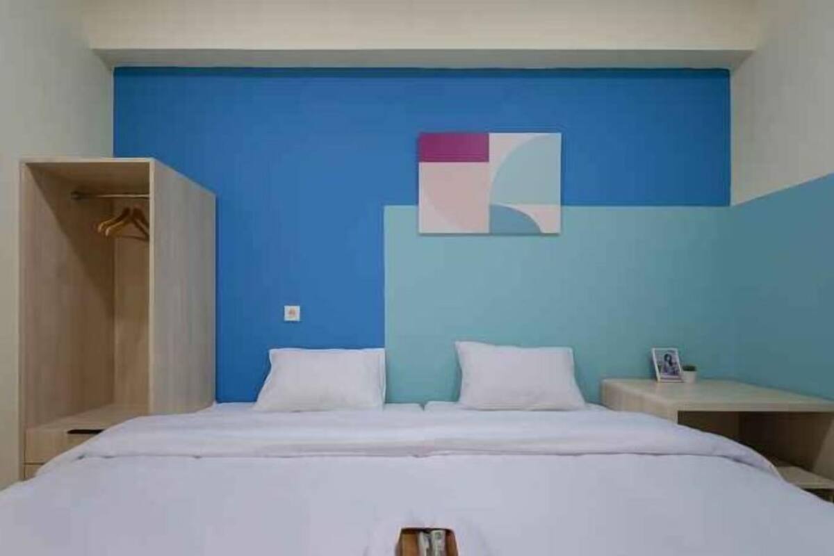 Desk, free WiFi, bed sheets