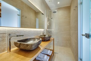 Douche, sèche-cheveux, serviettes fournies, savon