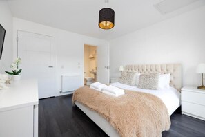 Casa estàndard | 3 dormitoris, planxa i posts de planxar i wifi gratuïta 