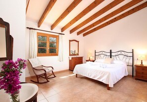 3 habitaciones, tabla de planchar con plancha, wifi y ropa de cama
