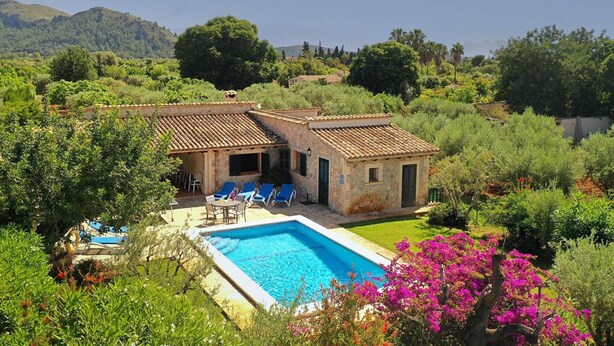 A villa with a swimming pool, surrounded by lush greenery and hills. - Villa Oliveres, Beautiful villa in the countryside near Pollensa (Pollença)
