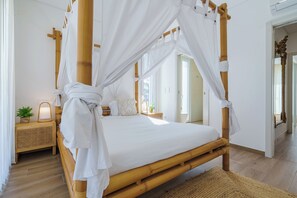 5 bedrooms, desk, iron/ironing board, travel cot