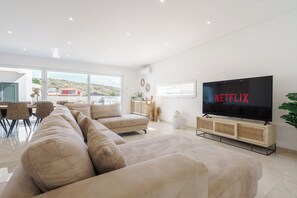 Smart TV, futbolito y tenis de mesa 