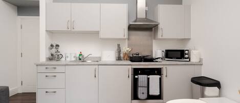 Refrigerador, microondas, horno y cafetera y tetera