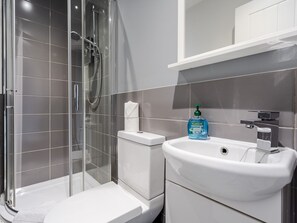 Dusche, Haartrockner, Handtücher