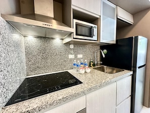 Réfrigérateur, surface de cuisson, cafetiÚre-théiÚre