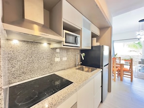 Réfrigérateur, surface de cuisson, cafetiÚre-théiÚre