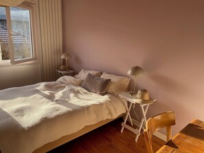 7 bedrooms, desk, iron/ironing board, travel cot