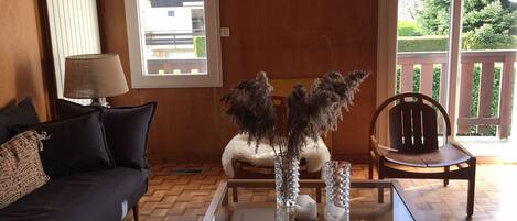 Smart TV, ping pong, books