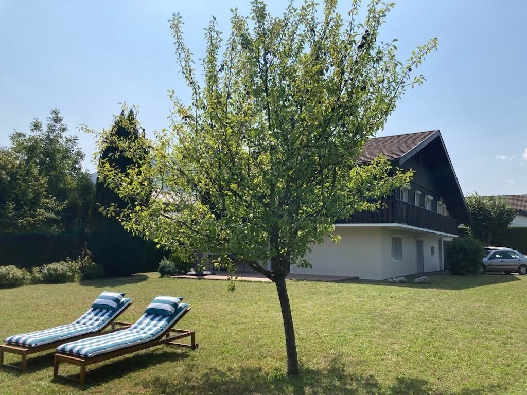 La maison vue du jardin