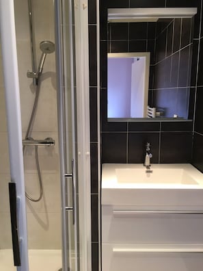 Douche, sèche-cheveux, serviettes fournies, savon