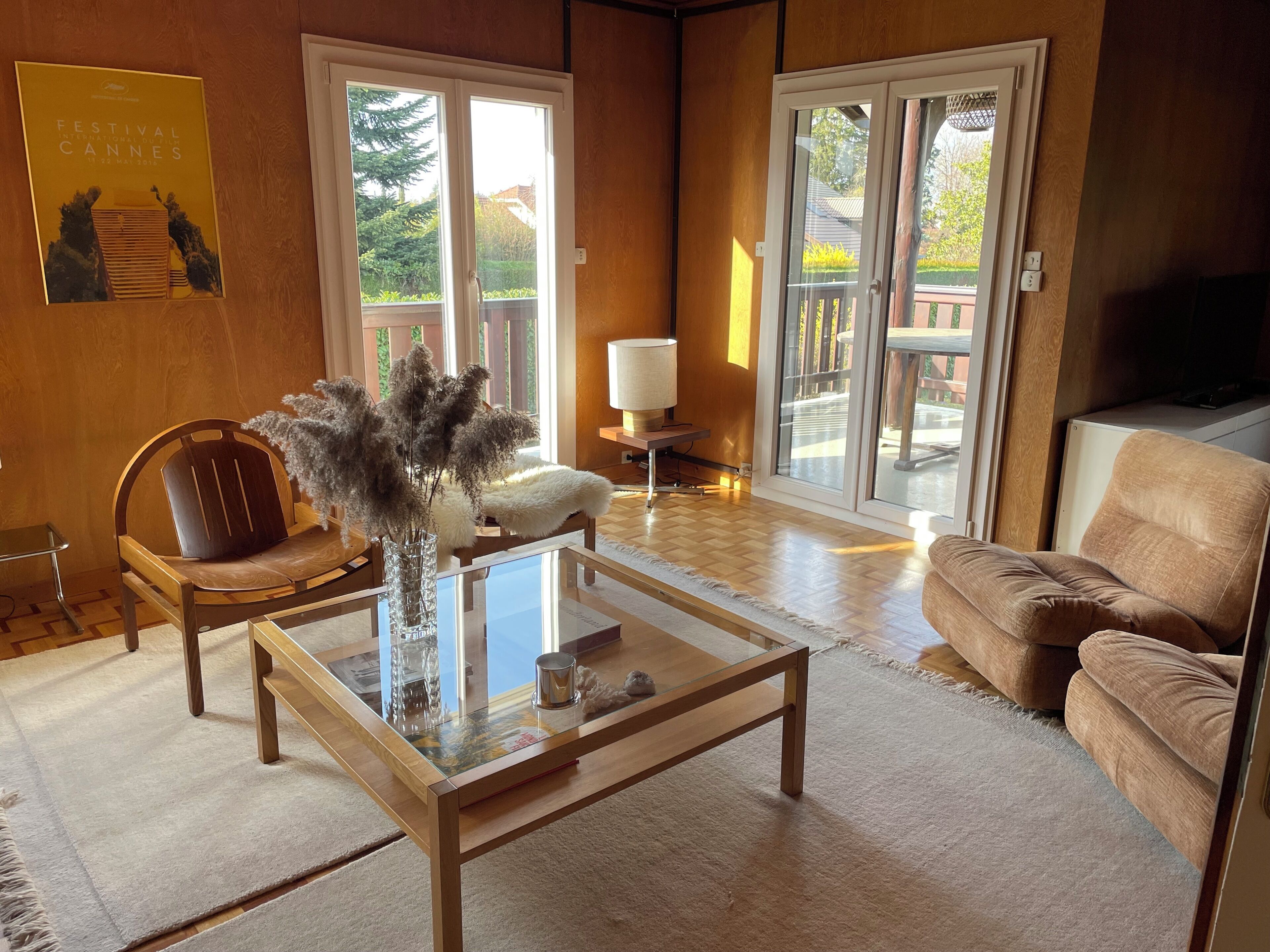 Smart TV, ping pong, books