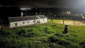 A rustic building with a sloped roof and a fenced yard. - Viewpoint of the waters (Sesquilé)