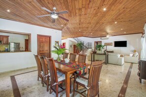 Villa Luxe, vue piscine | Restauration dans la chambre