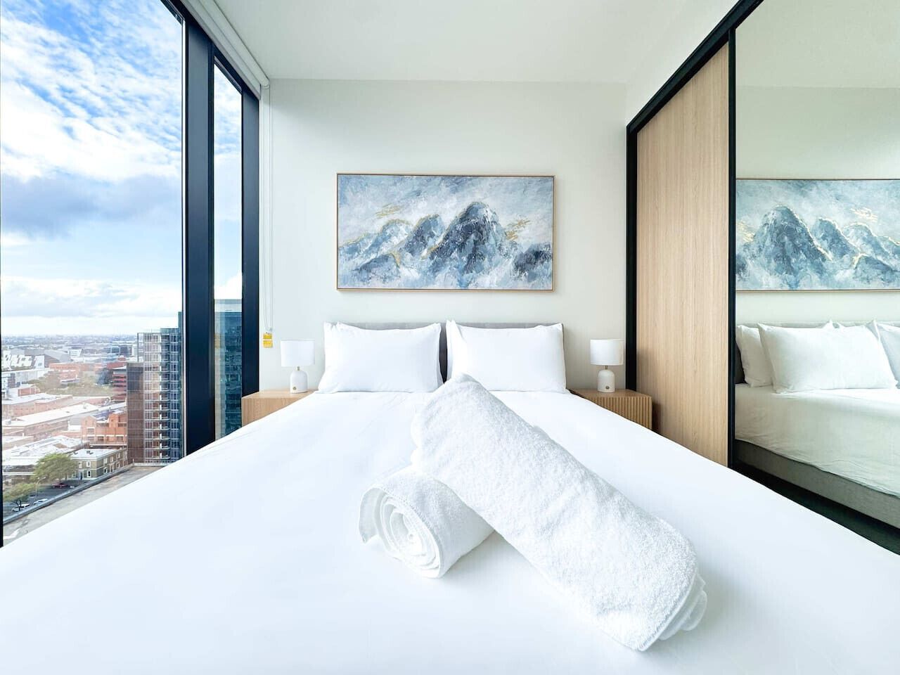 Een strijkplank/strijkijzer, wifi, beddengoed