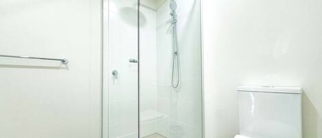 Douche, articles de toilette gratuits, sĂšche-cheveux