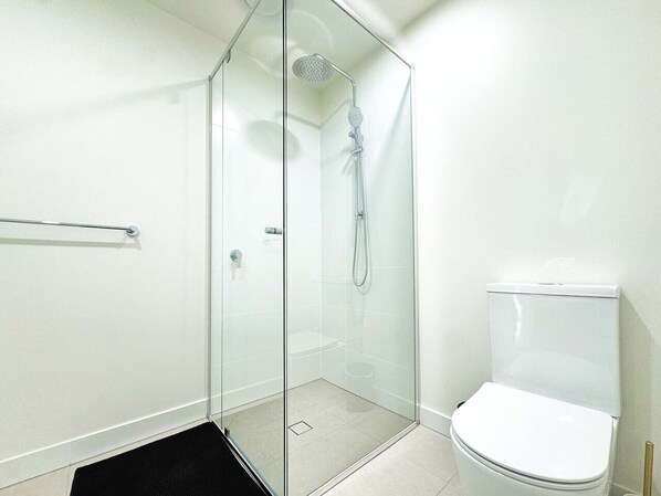 Dusche, kostenlose Toilettenartikel, Haartrockner, Handtücher