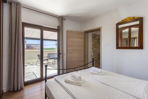 1 slaapkamer, een kluis op de kamer, een strijkplank/strijkijzer