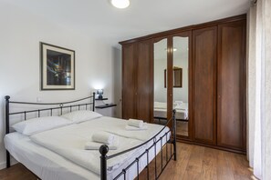 1 soverom, safe på rommet, strykejern/-brett og reiseseng for barn