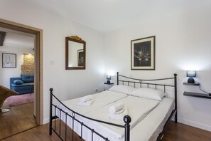 1 dormitorio, caja fuerte, tabla de planchar con plancha y cuna de viaje