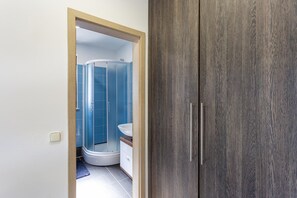 Een douche, een haardroger, een bidet, handdoeken
