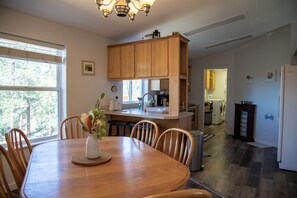 Dining - Vista View Retreat – Serene Mountain Escape (Sisters)