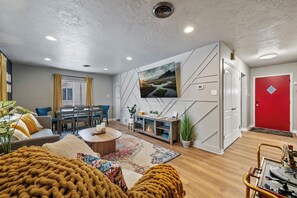 智能電視、壁爐、書籍、音樂庫