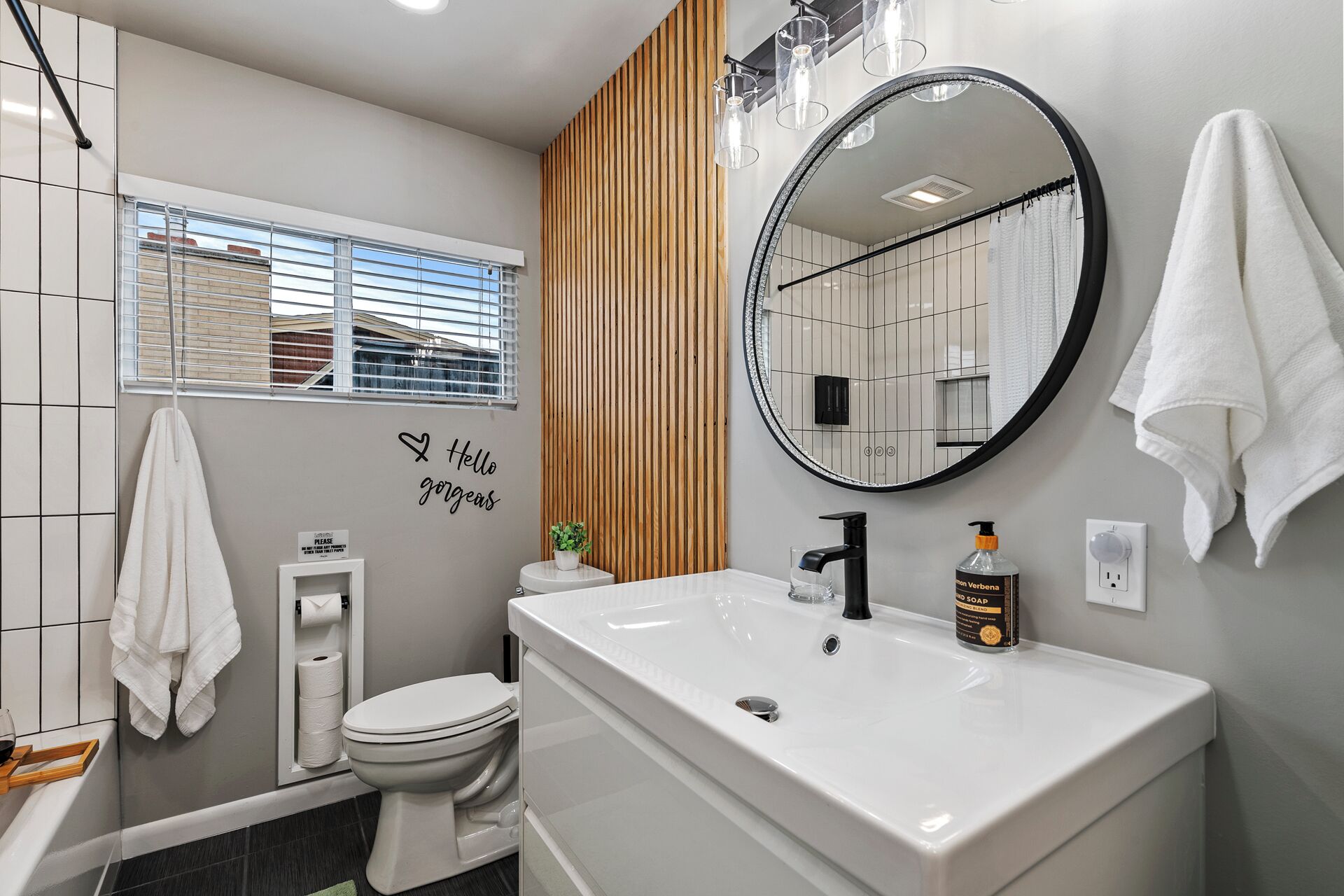 Articles de toilette écologiques, séchoir à cheveux, serviettes fournies