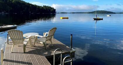 Charming lakefront cabin with large screened-in porch and lawn in Rome