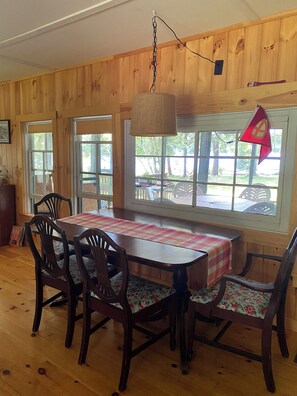 Dining - Charming lakefront cabin with large screened-in porch and lawn in Rome (Rome)