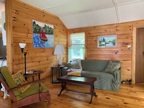 Books - Charming lakefront cabin with large screened-in porch and lawn in Rome (Rome)