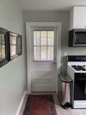 Microwave, oven, stovetop, dishwasher - 40s Renovated Cape on College (Staunton)