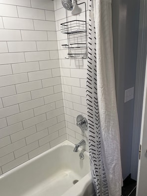 Ducha, secador de pelo, toallas, jabón
