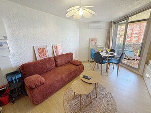 Living area - Charming Studio with sea view + direct sea access (Le Barcarès)