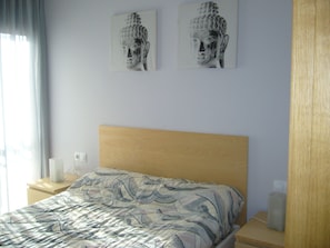 2 habitaciones y tabla de planchar con plancha 