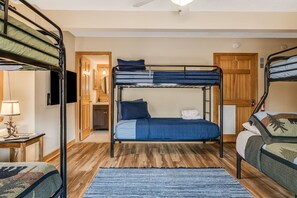 3 habitaciones, tabla de planchar con plancha y cuna de viaje