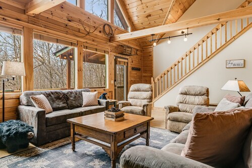 Copper Mountain Retreat | Pet-Friendly Cabin + Hot Tub, Games + Biltmore Pass