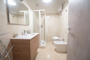 Basic Condo, City View | Bathroom - Spacious Family Apartment in Pigneto  (Rome)