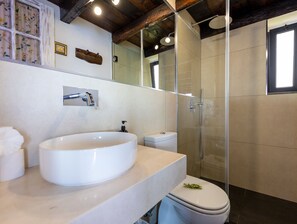 Shower, hair dryer, towels, shampoo - Cottage Sol, a special retreat facing the sun (Arco da Calheta)