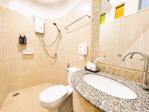 Chambre Double Deluxe | Salle de bain | Sèche-cheveux, savon, shampoing, papier toilette